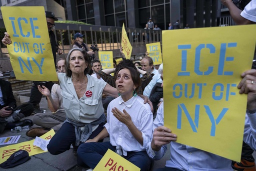 Funcionarios electos y decenas de manifestantes arrestados en cárcel para migrantes de Manhattan