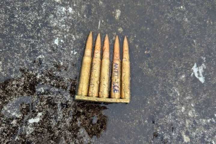Director del FBI comparte foto de cartucho con frase 'ANTI
