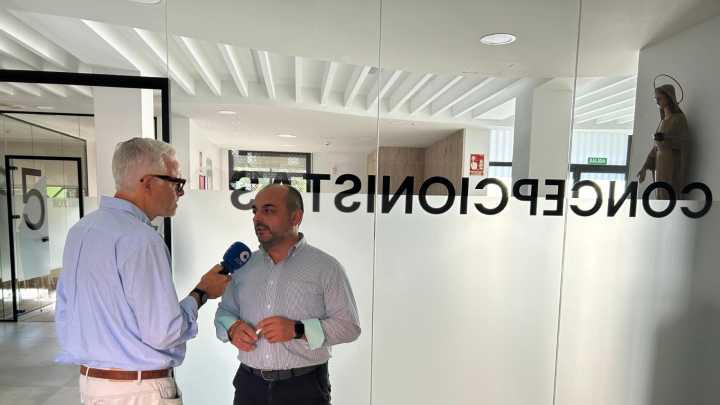 Un director de un colegio de Madrid explica por qué cree que deberían de seguir podiéndose usar las pantallas en las aulas: "Es necesario..."