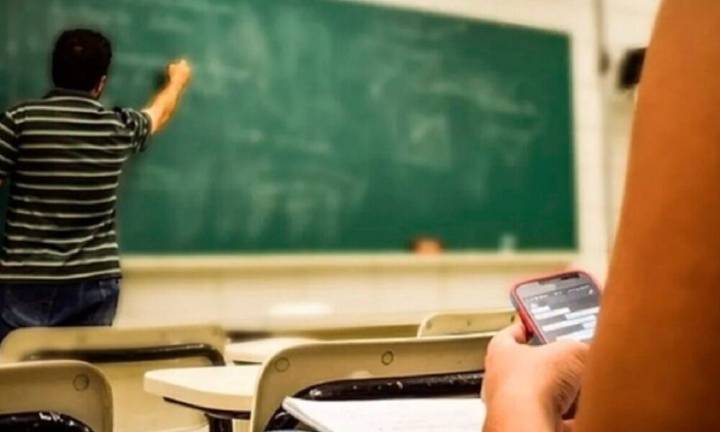Restricción al uso del celular en escuelas bonaerenses: autora del proyecto de ley habló con La Brújula 24