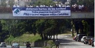 Ciudadanos en Naucalpan protestan por baches, en el periférico