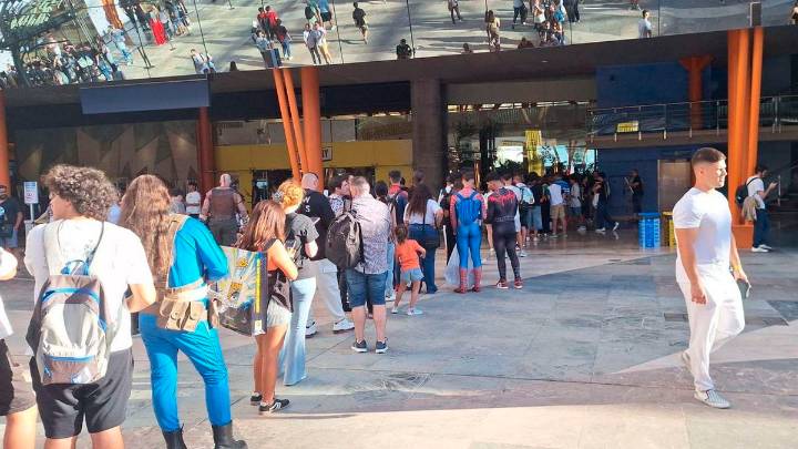 Colas para todo en la Comic-Con, katanas y ¿demasiada? gente