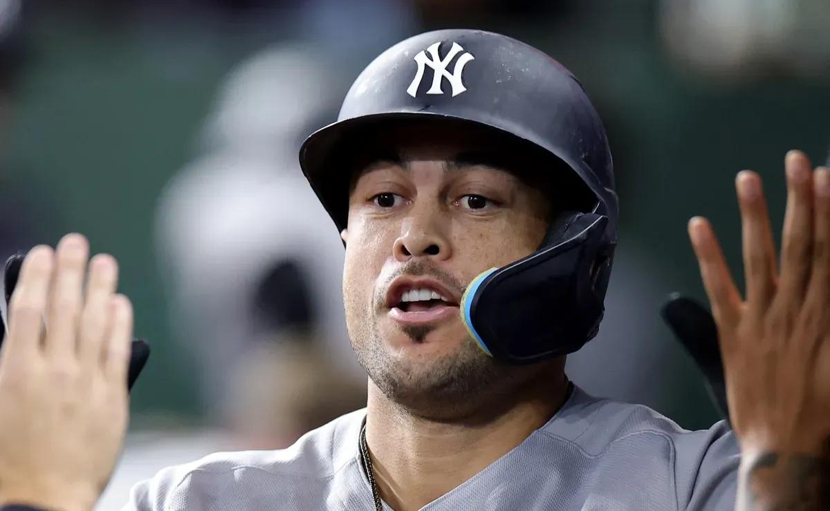 Giancarlo Stanton strikes a deal with young Yankees fan to get back his 450th home run ball