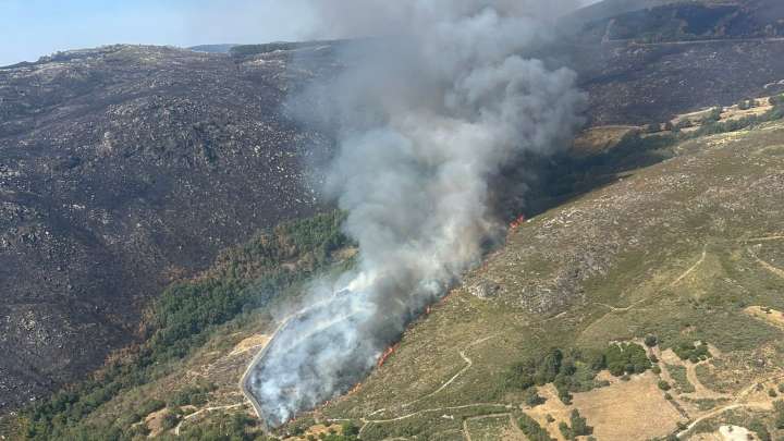 Confinado el pueblo de Castromil, entre Zamora y Ourense, por un fuego que aviva el viento