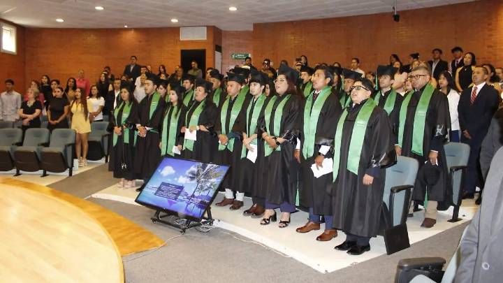 ULM Celaya gradúa a 30 profesionistas de licenciaturas ejecutivas