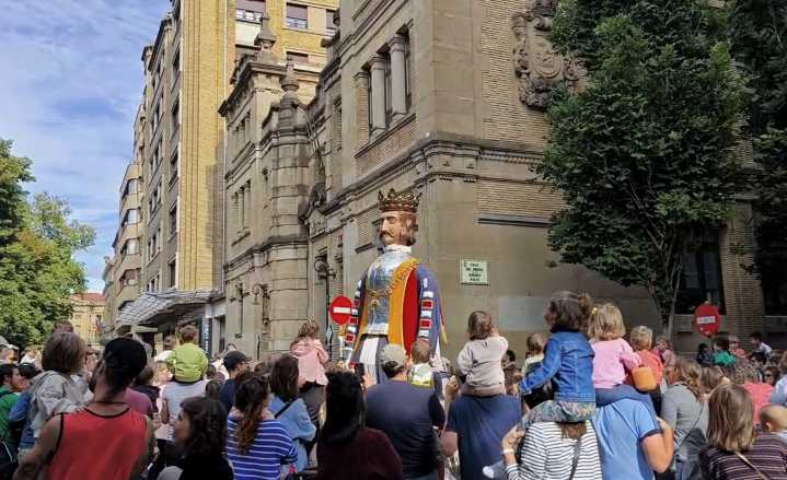 VÍDEO | Miles de personas arropan a los Gigantes de Pamplona en su esperado regreso a las calles