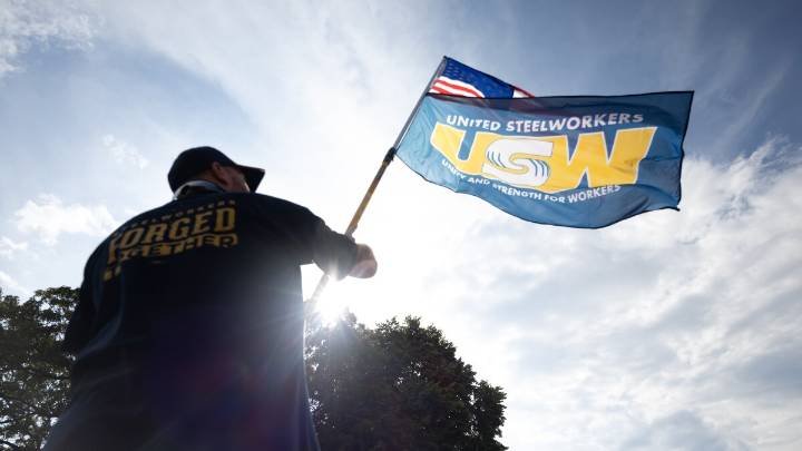 'Right thing to do': Steelworkers rally in Granite City for long