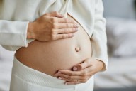 Una pareja de mujeres que querían ser madres subrogaron un vientre se arrepintieron y dan al bebé en adopción