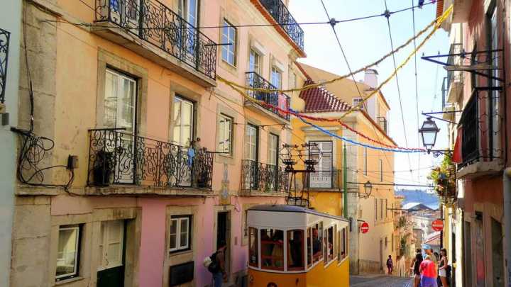 15 muertos y 18 heridos en el accidente de un funicular en Lisboa, según las autoridades