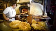 Este restaurante de carretera de Castilla y León lleva casi 50 años abierto y sirve un lechazo al horno de leña superior