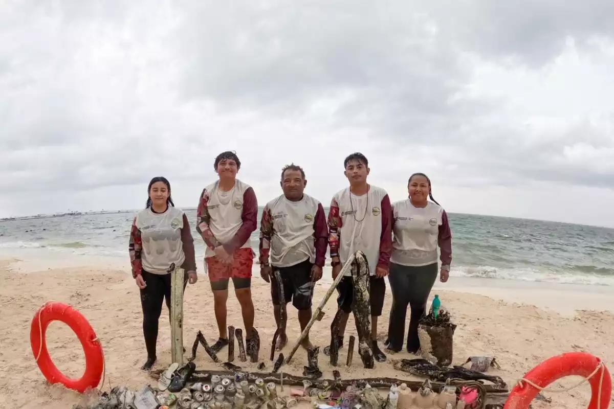 SEMARNAT retira más de 2.5 toneladas de basura y residuos de zona costeras en Quintana Roo