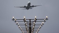 Las aerolíneas de bajo coste se lanzan a absorber el millón de asientos que deja Ryanair