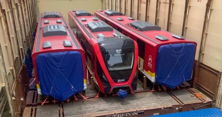 Llega a Cartagena el primero de los trenes del metro de Bogotá