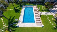 Así es la única piscina del mundo pintada por Picasso: una obra de arte a la venta por millones de euros