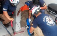 Cae adulto mayor de su propia altura y se lesiona