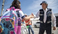 Abuelas y abuelos policías guardan la seguridad escolar a través de su experiencia y compromiso