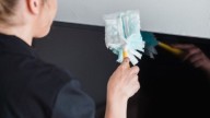 Con 4 ingredientes: el truco casero que elimina las marcas de huellas en vidrios y pantallas