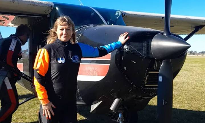 Tragedia en Miramar: una mujer saltó desde una avioneta, no se abrió el paracaídas y murió