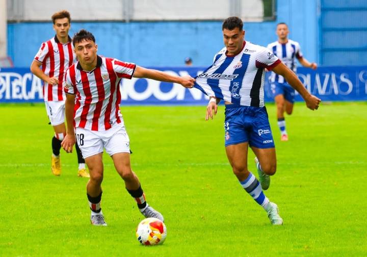 El Real Avilés remonta para ganar un partido vibrante