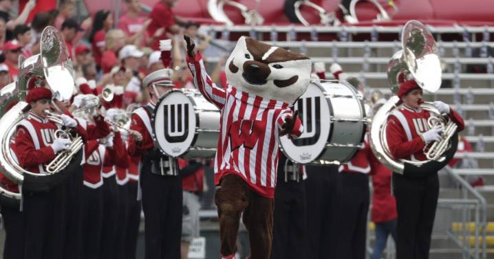 Danny O'Neil throws 3 TD passes as Wisconsin defeats Middle Tennessee 42