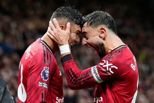 Man United wins chaotic match against Chelsea and Liverpool remains perfect