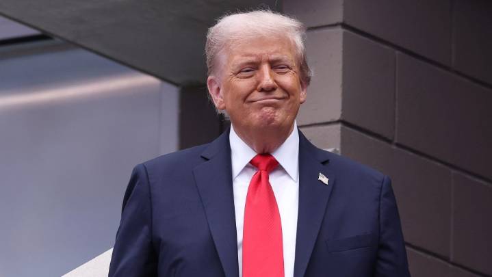 Trump Backs FCC's Brendan Carr and Threatens Broadcast Licenses