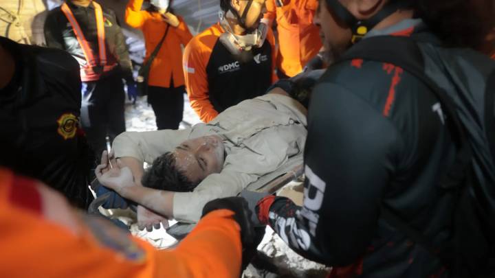 Al menos un fallecido y 99 rescatados tras el colapso de un internado en Indonesia