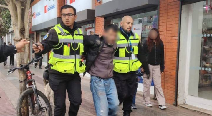 Retienen a individuo que portaba un arma blanca en pleno centro de Copiapó