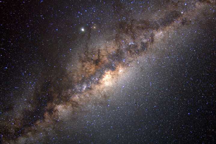 ¿Qué hace que una galaxia sea habitable? Estudio analiza cómo la dinámica de las estrellas influye en la habitabilidad