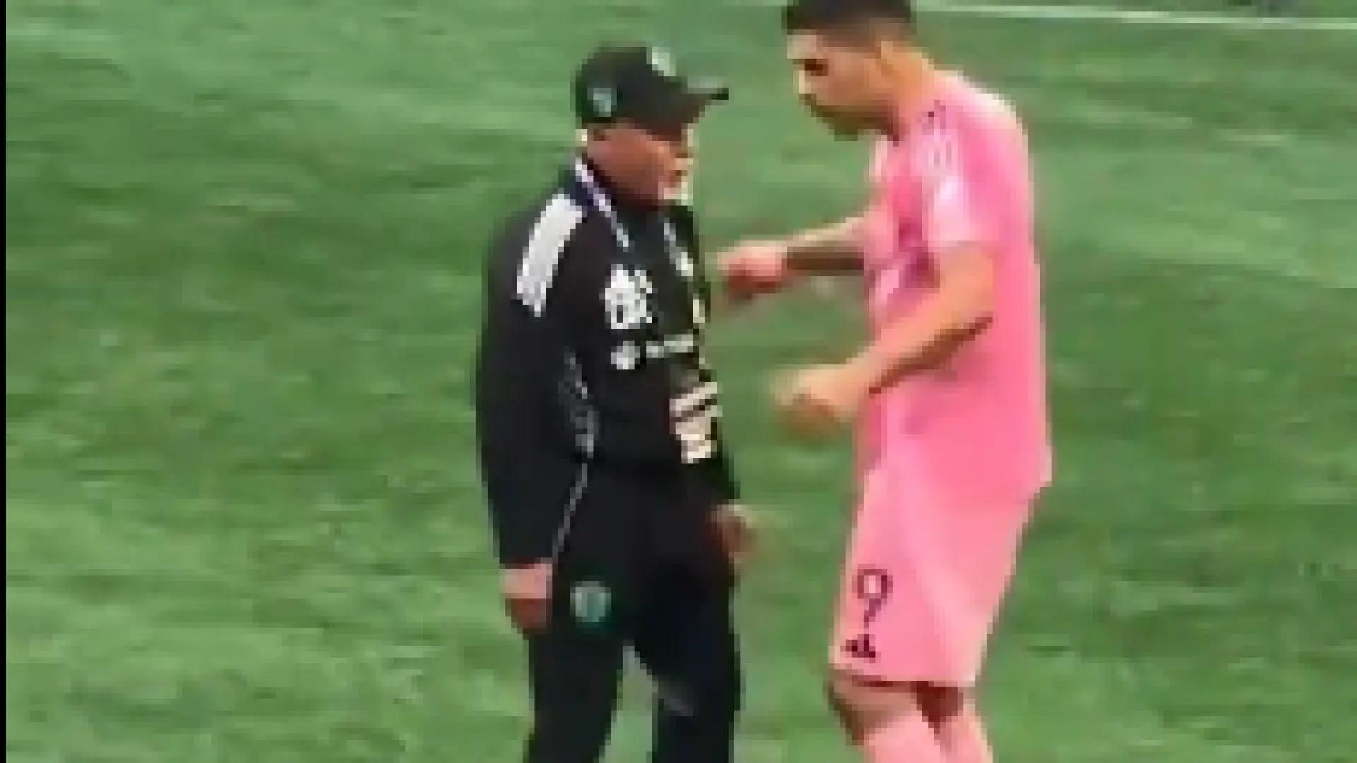 Escupitajo de Luis Suárez en la cara de un miembro de los Seattle Sounders en la tangana final tras la derrota del Inter Miami