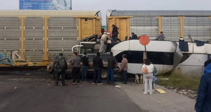 Tren embiste autobús de pasajeros en Atlacomulco: 8 muertos