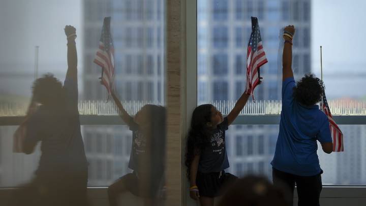 Nonprofits criticize ban on voter registration at citizenship ceremonies