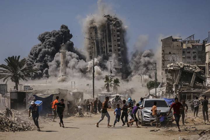 El Ejército de Israel designa una nueva "zona humanitaria" en el sur y avanza en el norte de Gaza