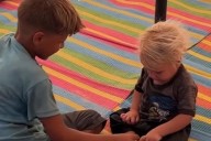 Reencuentro en Gaza: el niño que huía con su hermano a hombros en Gaza ya está con su padre