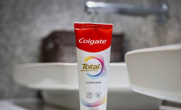 Siguen vendiendo una pasta dental a pesar de que ANMAT la prohibió