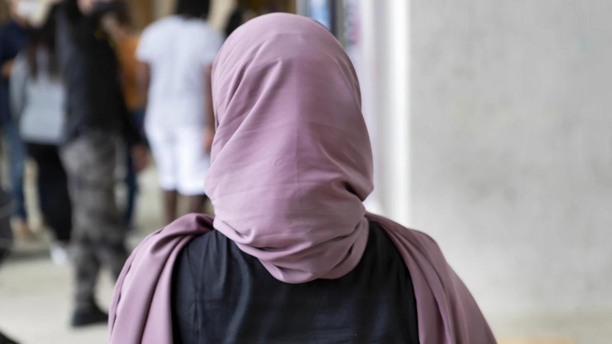 Lío en un instituto de Logroño: varias asociaciones acusan al centro de impedir la entrada a alumnas con velo islámico