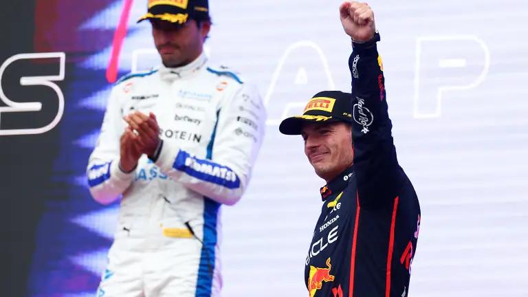 Verstappen hila victorias al ganar sorpresivo GP de Azerbaiyán y aún sueña con el título