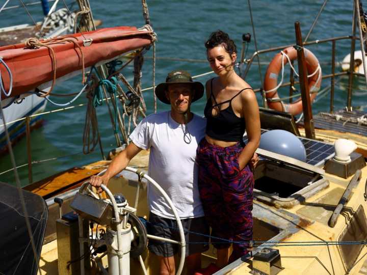 Del cielo al mar: la astrónoma que le dio un giro a su carrera, vive en un velero y difunde la ciencia en redes