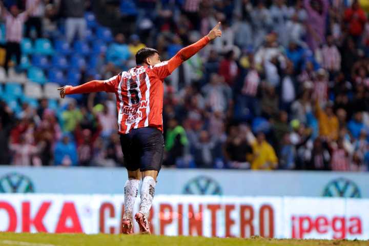 Resultado: Chivas se impone ante Puebla; pinta de rojiblanco el Estadio Cuauhtémoc y deja la tormenta atrás