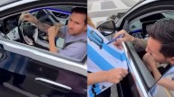 Siempre dispuesto: el momento viral de Messi con dos hinchas gracias a un semáforo en rojo