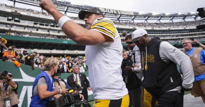 PHOTO GALLERY | Rodgers throws 4 TD passes in Steelers debut, leads 34-32 comeback win over Jets