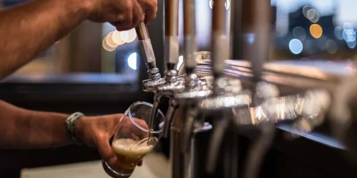 La buena noticia que recibieron los que toman cerveza, pero que cambiaría con los nuevos impuestos del Gobierno Petro