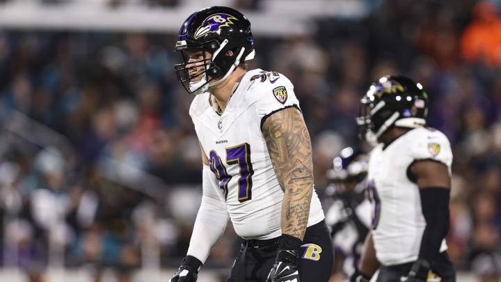 Ravens elevate DL Brent Urban, TE Zaire Mitchell