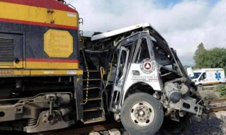 Tren arrolla a autobús en Guanajuato y protagoniza tragedia ferroviaria