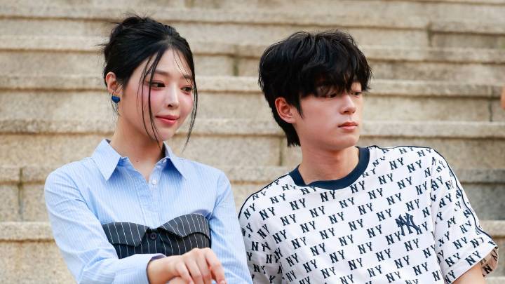 Cómo vestir elegante según las coreanas en el street style de Seoul Fashion Week 2025