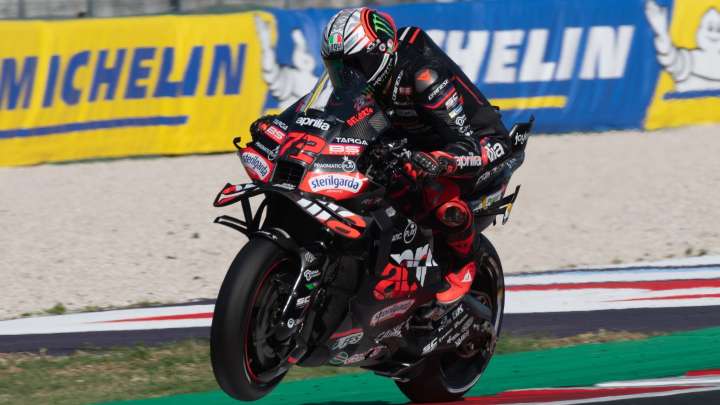 Bezzecchi le arrebata la pole a Álex Márquez en Misano y Marc saldrá cuarto