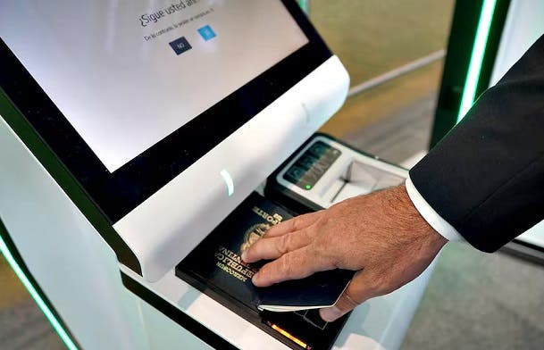Filas y demoras en Aeroparque y Ezeiza por miles de pasaportes argentinos defectuosos