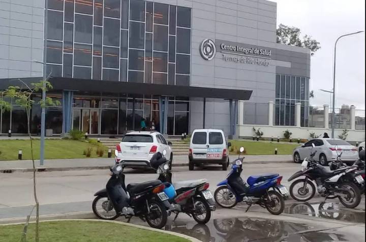 Chocó contra un carro y resultó con gravísimas heridas