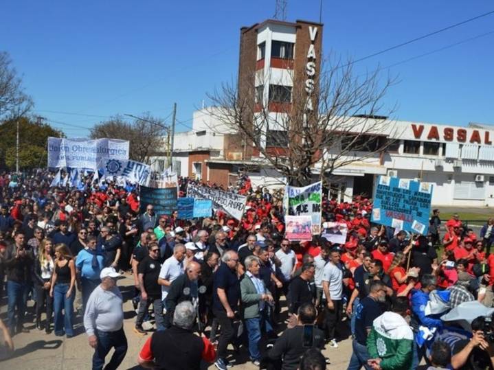 Empleados de una fábrica santafesina de maquinaria agrícola reclamaron el pago de sus sueldos