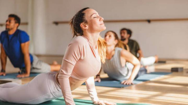 La desconocida postura de yoga que te permitirá ganar unos centímetros de altura y tonificará tus brazos